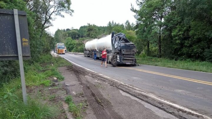 Motorista morre após violenta colisão entre três caminhões na BR-153; veja o vídeo