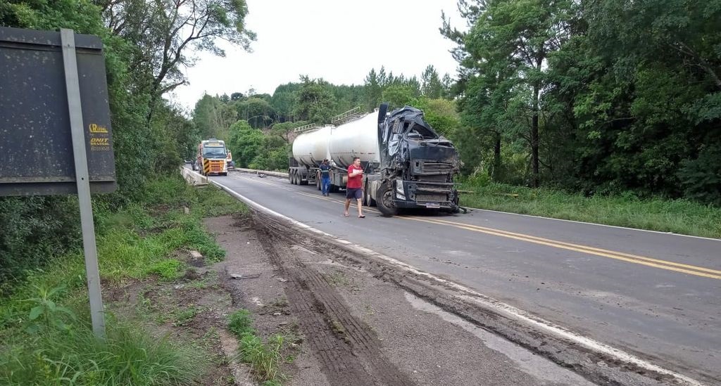 Motorista morre após violenta colisão entre três caminhões na BR-153; veja o vídeo