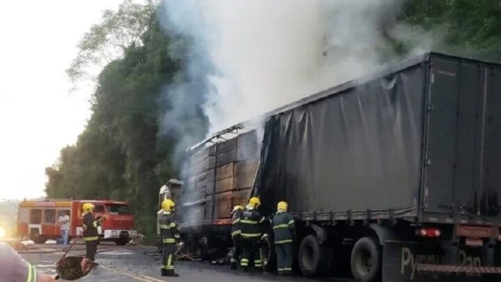 Combate a incêndio em carreta deixa BR-282 bloqueada por 5 horas