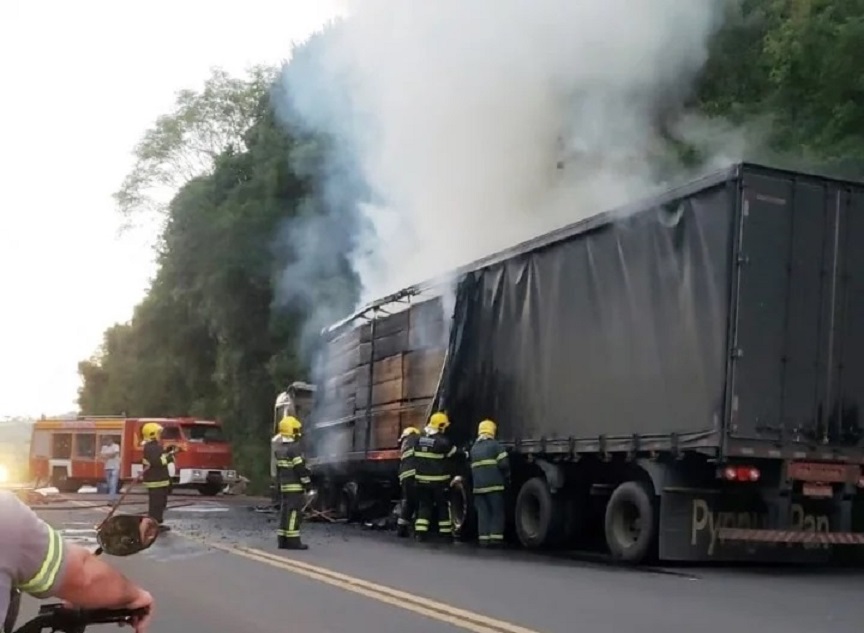 Combate a incêndio em carreta deixa BR-282 bloqueada por 5 horas