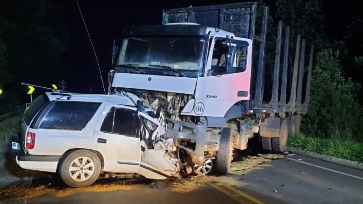 Colisão frontal contra caminhão mata motorista de utilitário esportivo