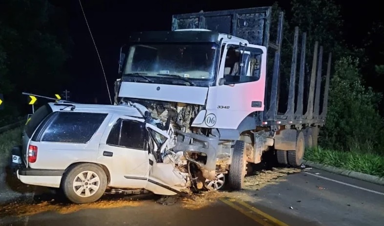 Colisão frontal contra caminhão mata motorista de utilitário esportivo