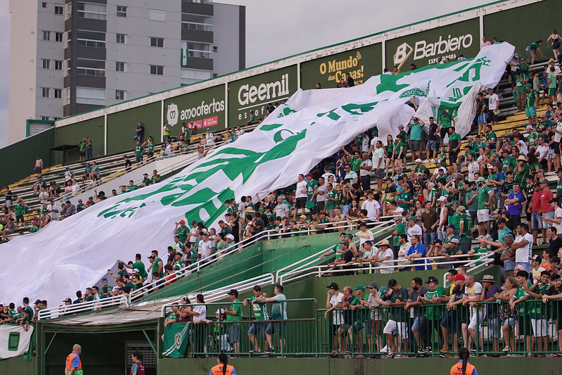 Chapecoense faz promoção de ingresso para jogo decisivo na luta contra o rebaixamento