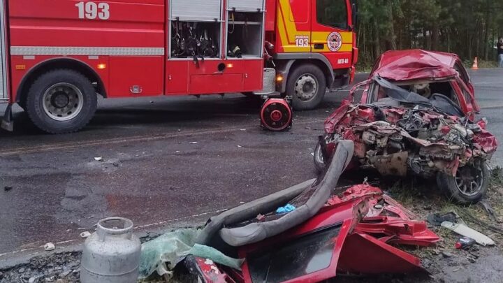 Colisão entre carreta e carro deixa um morto e um ferido grave na SC-350