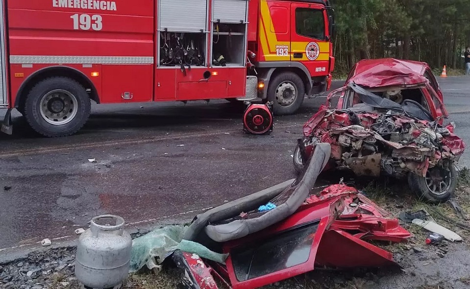 Colisão entre carreta e carro deixa um morto e um ferido grave na SC-350