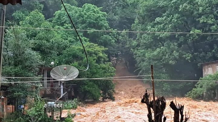 Cinco adultos e sete crianças ficam ilhados após enxurrada em Videira