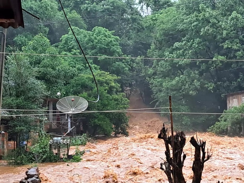 Cinco adultos e sete crianças ficam ilhados após enxurrada em Videira