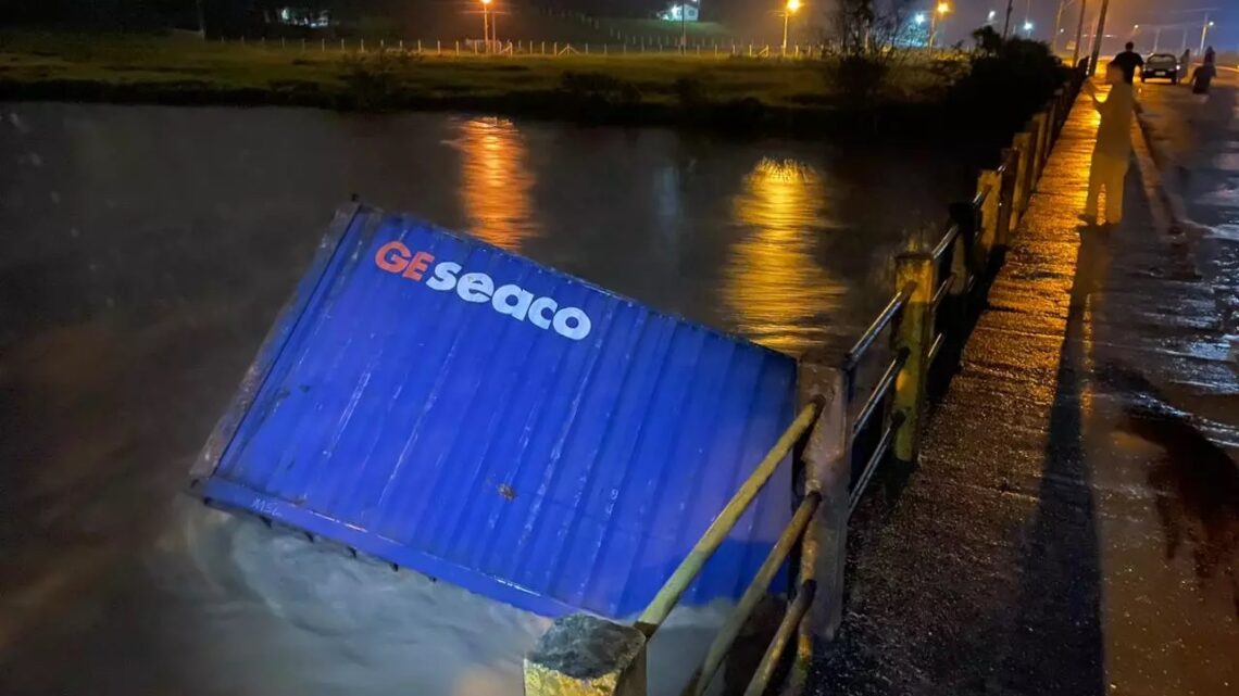 Contêiner é arrastado pela correnteza no rio Itajaí-Mirim e atinge diversas pontes