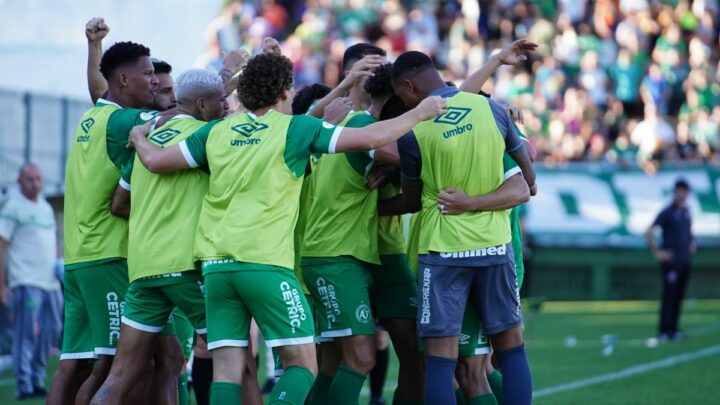 Chapecoense vence Vitória e permanece na Série B do Campeonato Brasileiro