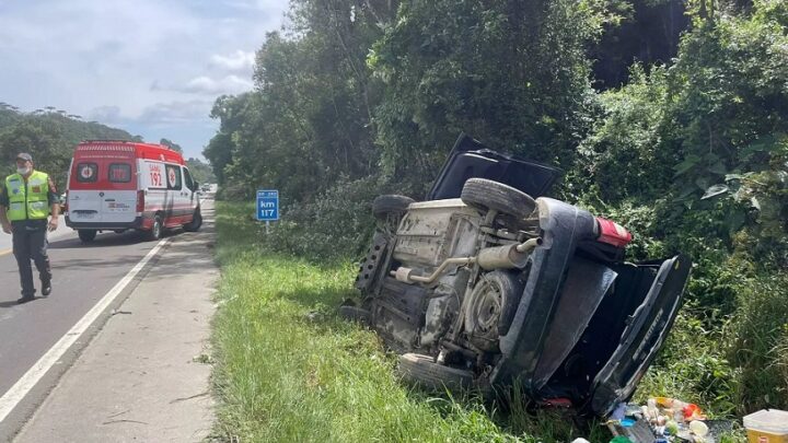 Família capota o carro e sai ilesa na BR-282