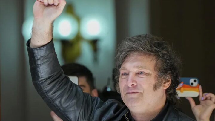 “Hoje começa o fim da decadência da Argentina”, diz Milei em primeiro discurso após eleito