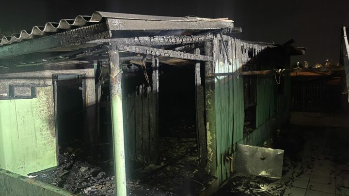 Vídeo: incêndio destrói residência no bairro Esplanada em Chapecó