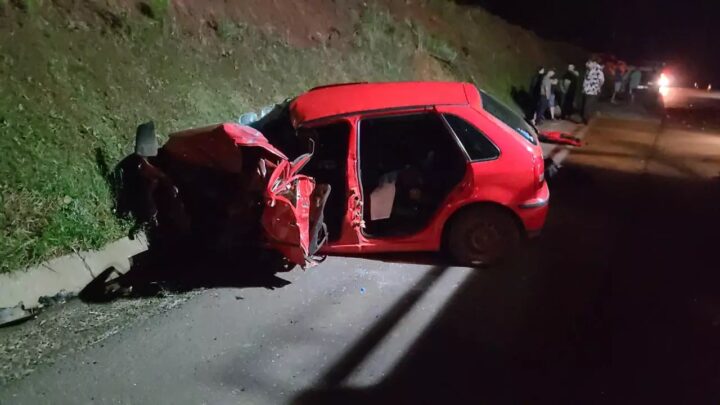 Motorista morre em grave acidente entre carro e caminhão na BR-282