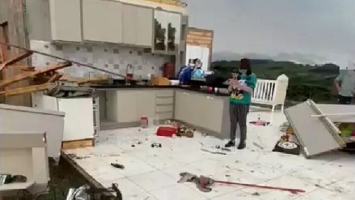 Vídeo impressionante: vento destrói telhado e paredes de casa na Serra Catarinense
