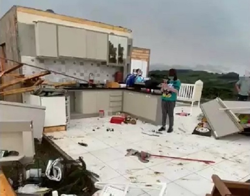 Vídeo impressionante: vento destrói telhado e paredes de casa na Serra Catarinense