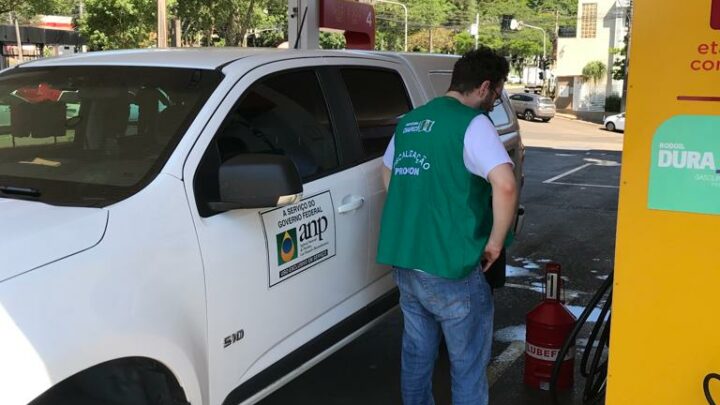 Procon e ANP fiscalizam postos de combustíveis em Chapecó; veja as imagens