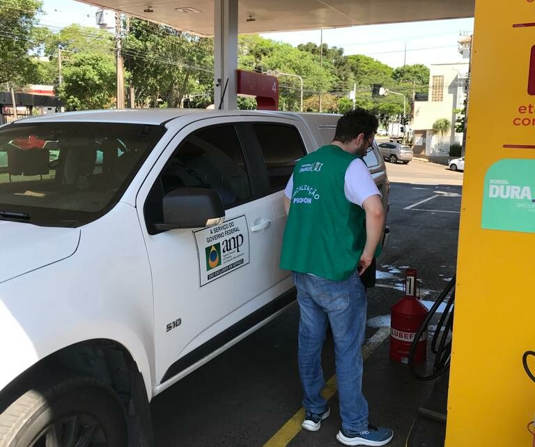 Procon e ANP fiscalizam postos de combustíveis em Chapecó; veja as imagens