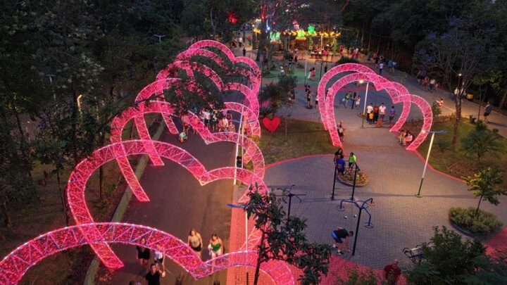 Ecoparque amplia horário para a população passear, se exercitar e conferir a decoração