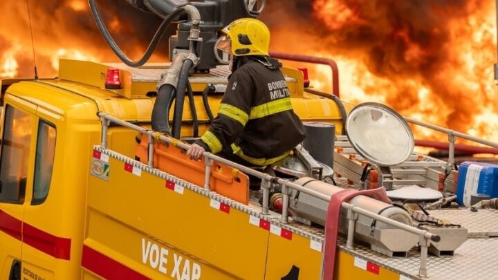 Vídeo: aeroporto de Chapecó mobiliza bombeiros do aeródromo para colaborar com combate a incêndio em reservatório de combustíveis