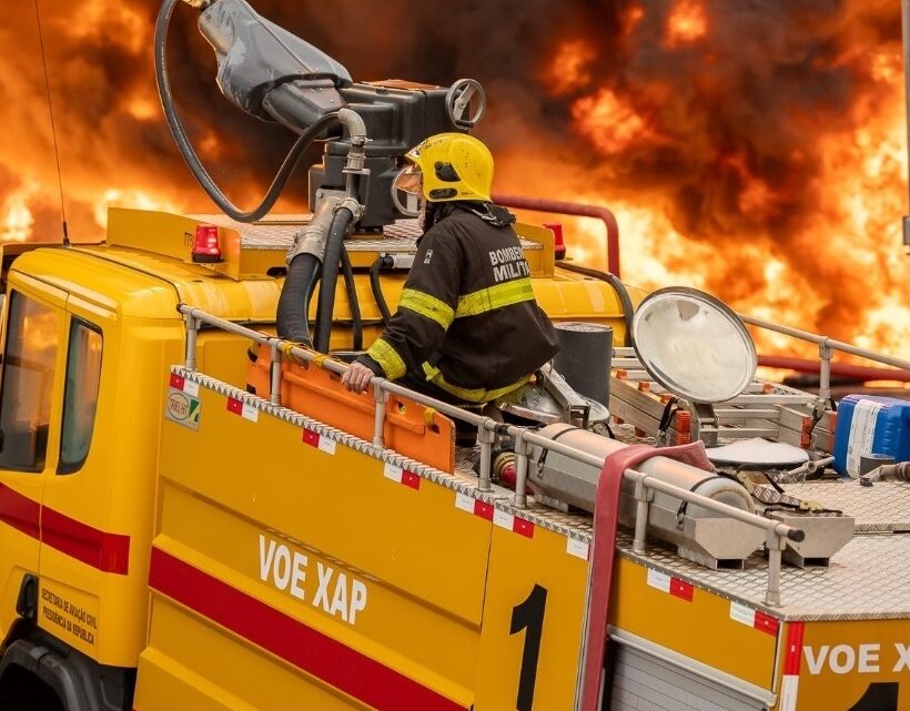 Vídeo: aeroporto de Chapecó mobiliza bombeiros do aeródromo para colaborar com combate a incêndio em reservatório de combustíveis