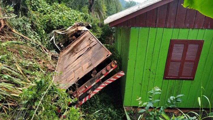 Caminhão guincho tomba e quase atinge casa em Quilombo
