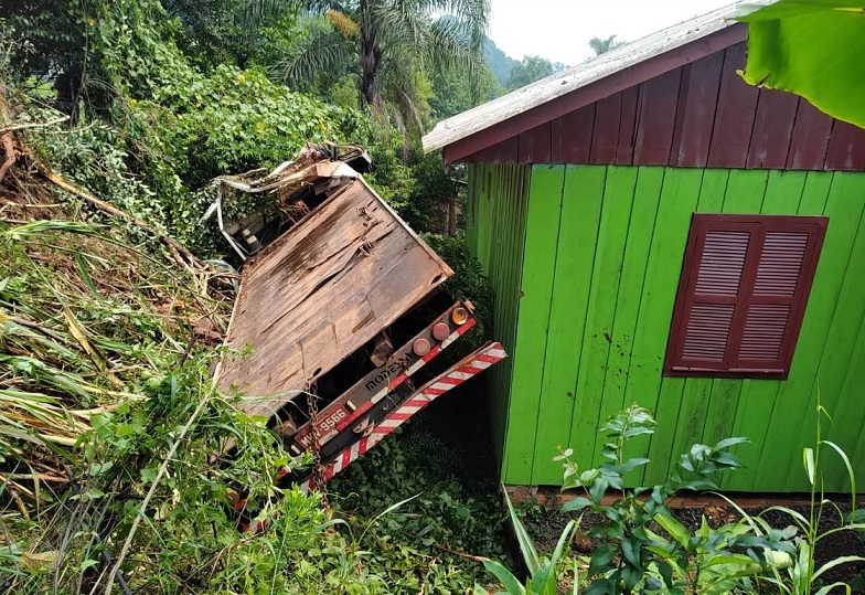 Caminhão guincho tomba e quase atinge casa em Quilombo