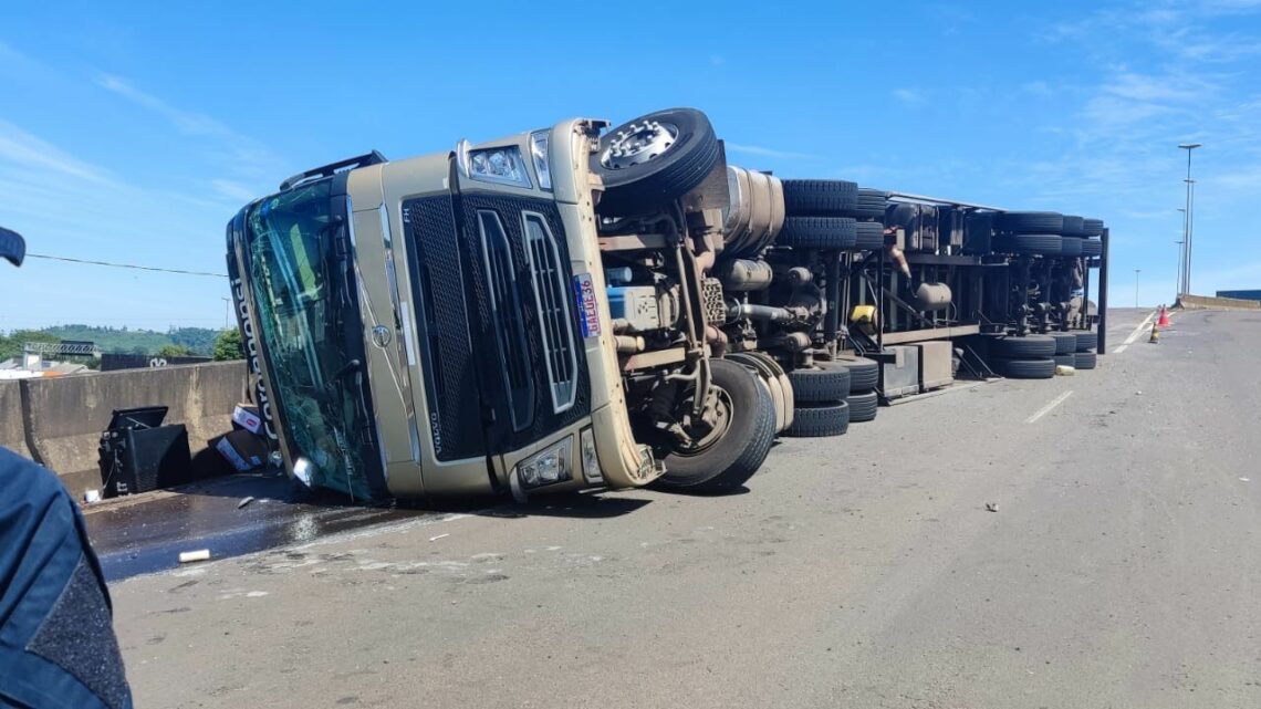 Carreta tomba sobre elevado no trevo da BR-282 com a BR-480