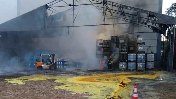 Empresa que armazenava produtos químicos pega fogo em Chapecó