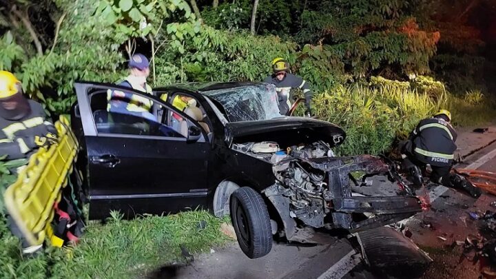 Colisão entre carro e caminhonete deixa homem gravemente ferido na SC-445