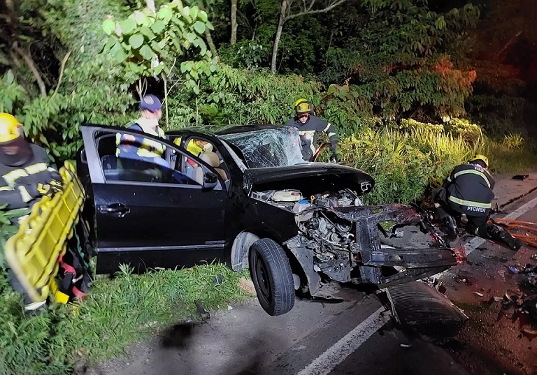 Colisão entre carro e caminhonete deixa homem gravemente ferido na SC-445