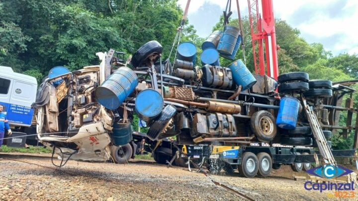 Caminhão e rebocador são retirados do Rio Uruguai 40 dias depois de acidente trágico com balsa