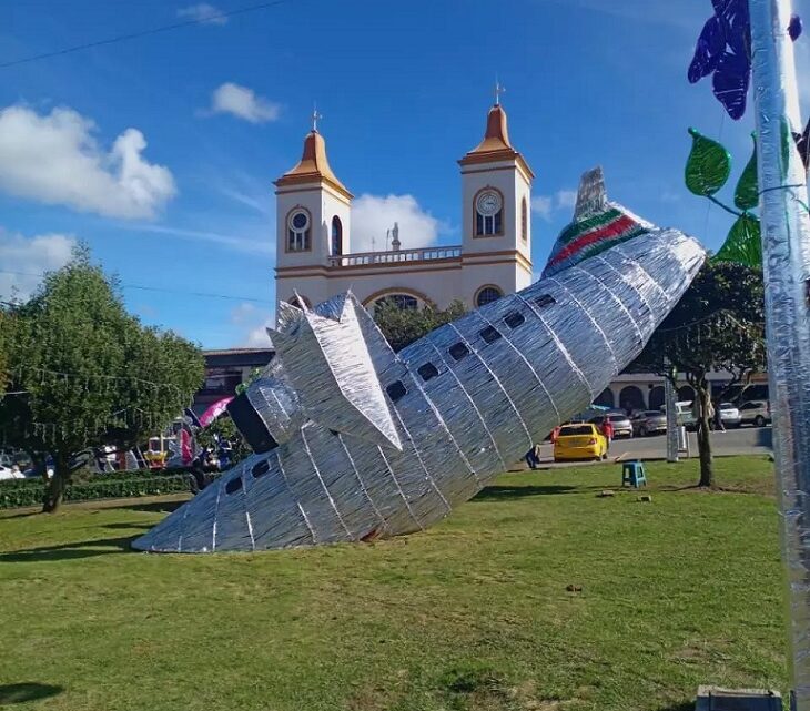 Homenagem duvidosa: cidade colombiana decora praça com réplica do avião da Chape