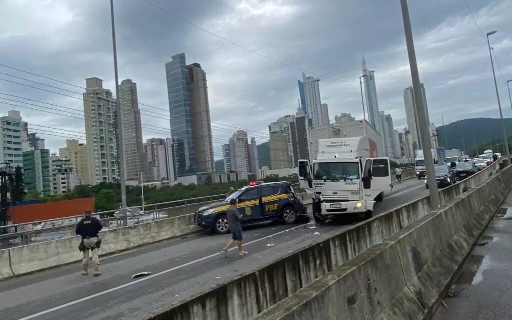 Caminhão colide contra carro da PRF em SC