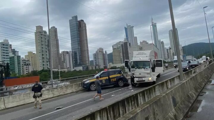 Caminhão colide contra carro da PRF em SC