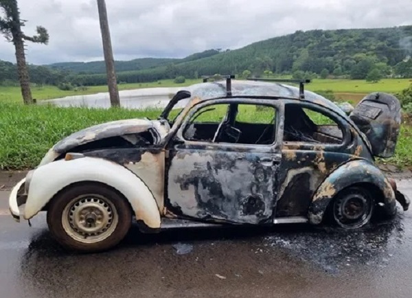 Carro pega fogo na SC-350 em Caçador