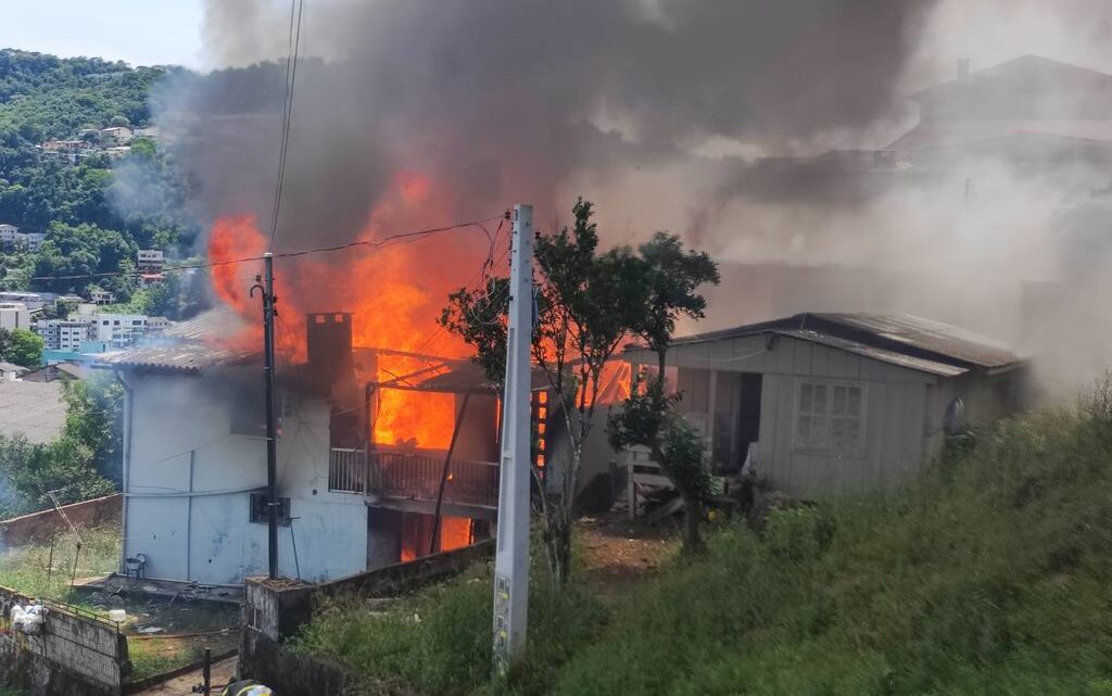 Incêndio destrói residência em Herval d’Oeste; veja o vídeo