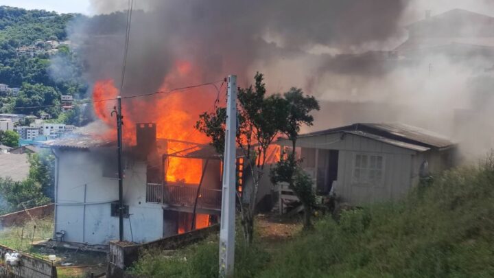 Incêndio destrói residência em Herval d’Oeste; veja o vídeo