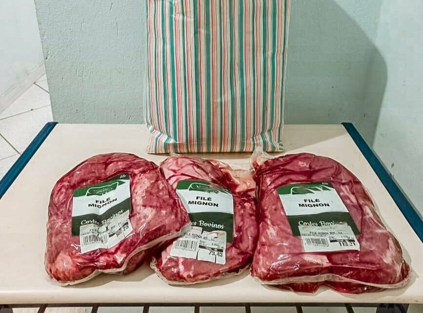 Quatro pessoas são presas por furtos de carnes e fritadeira elétrica em supermercado