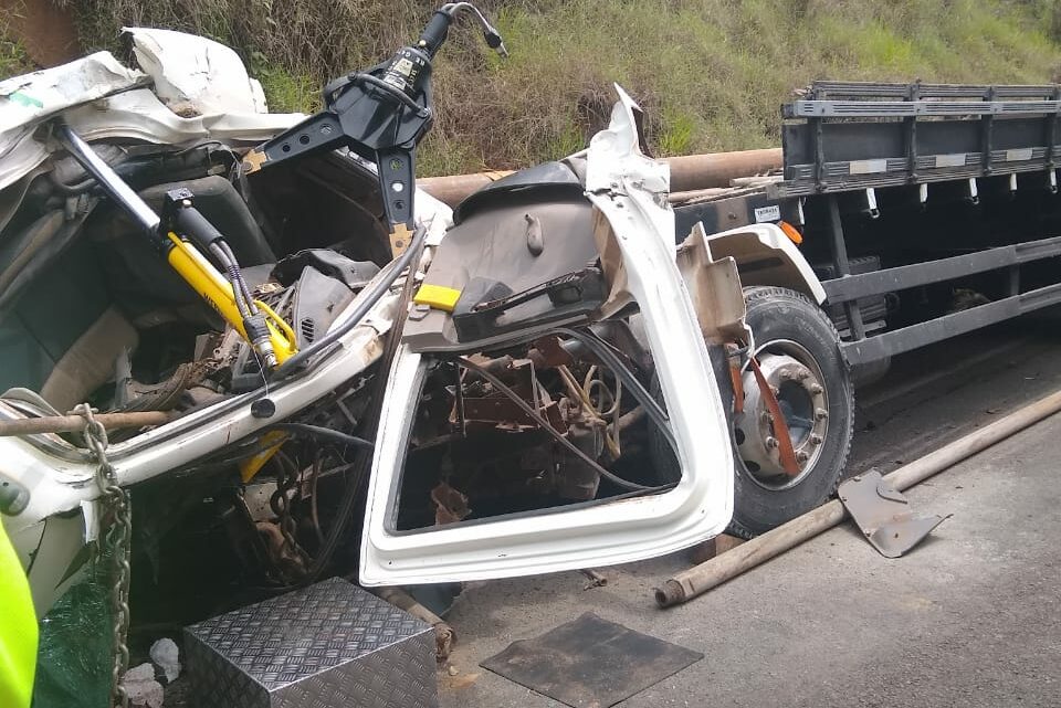 Cabine de caminhão é destruída após veículo ficar sem freio e se envolver em acidente em Chapecó