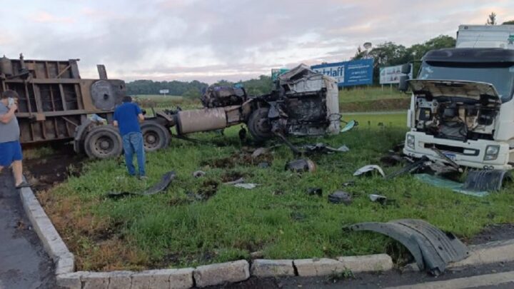 Caminhões se envolvem em violenta colisão no trevão de Irani