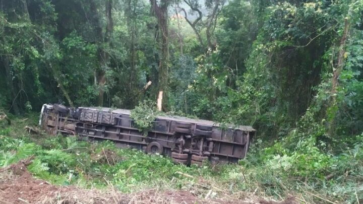 Caminhão sai da pista e desce ribanceira de 150 metros em Catanduvas