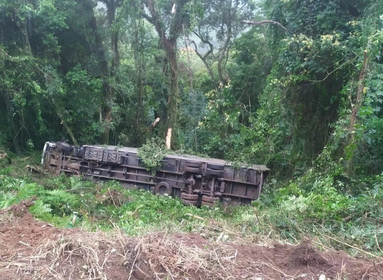 Caminhão sai da pista e desce ribanceira de 150 metros em Catanduvas