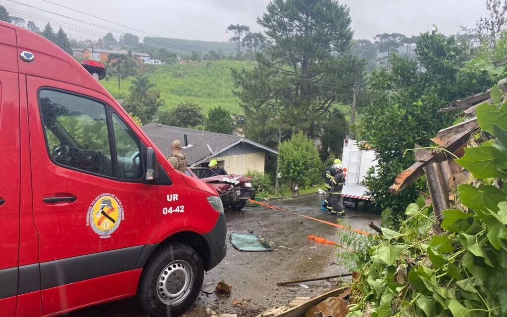 Motorista morre ao bater automóvel em muro de residência em Caçador