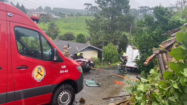 Motorista morre ao bater automóvel em muro de residência em Caçador