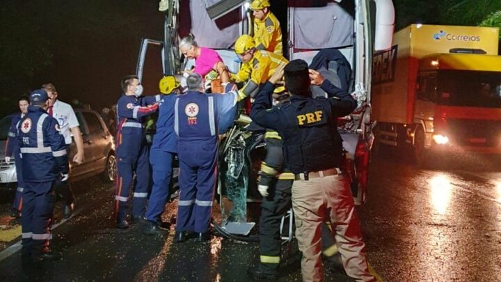 Acidente entre ônibus e caminhão na BR-282 deixa cinco feridos