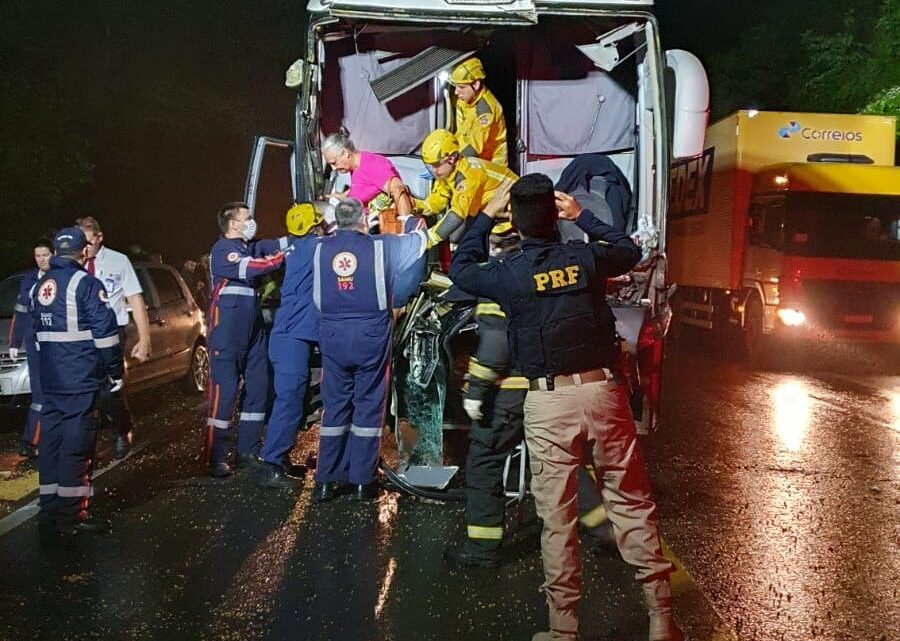 Acidente entre ônibus e caminhão na BR-282 deixa cinco feridos