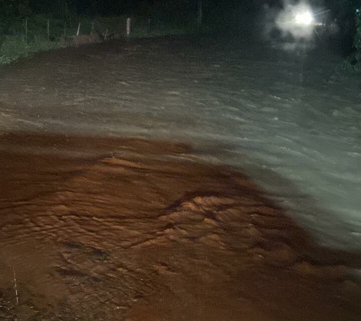 Após forte chuva, 12 casas ficam ilhadas em cidade do Oeste de SC