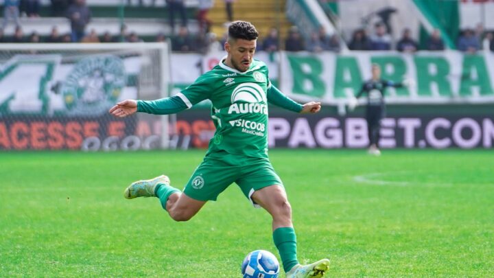 Chapecoense oficializa renovação com o atacante Marcinho