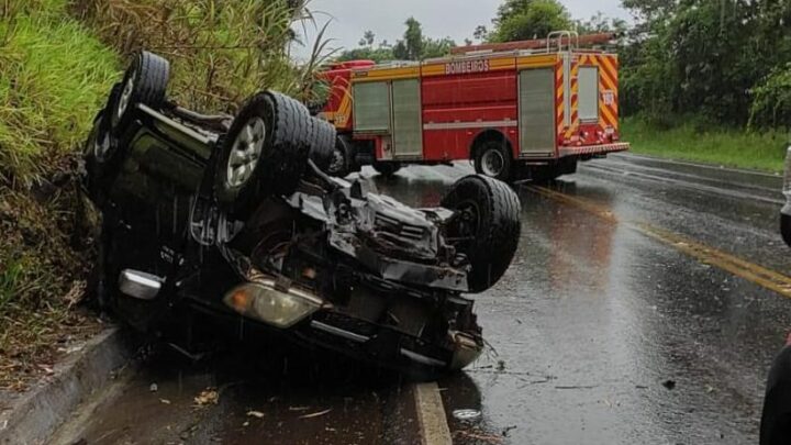Motorista sai de pista, colide em barranco e capota veículo no Oeste de SC