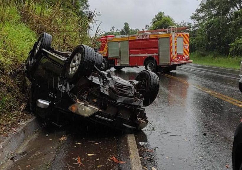 Motorista sai de pista, colide em barranco e capota veículo no Oeste de SC